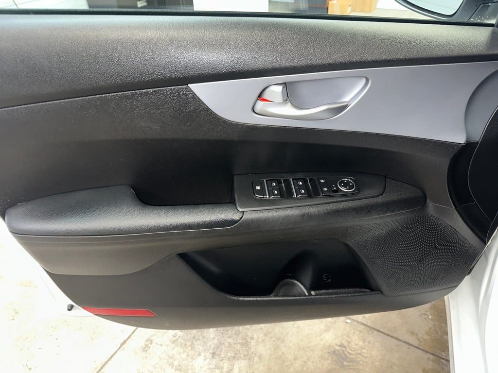 2023 Kia Forte LXS photo 3