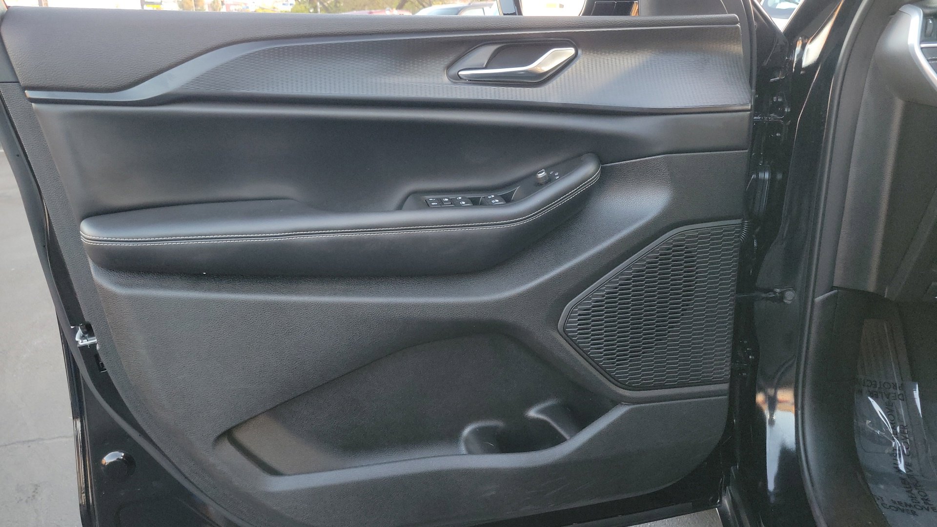 Used 2025 Diamond Black Crystal Pearlcoat Jeep Altitude X image 18