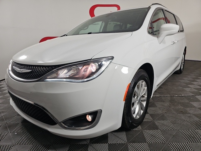 2017 Chrysler Pacifica Touring L photo 3