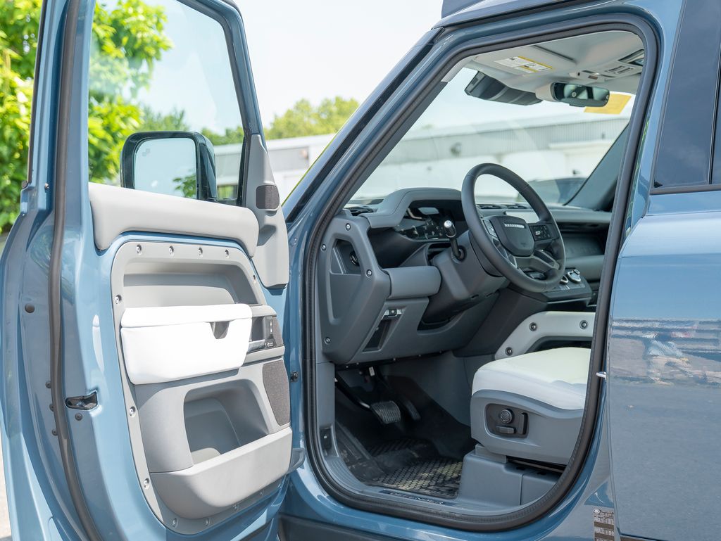 2025 Land Rover Defender 110 X-Dynamic SE photo 10