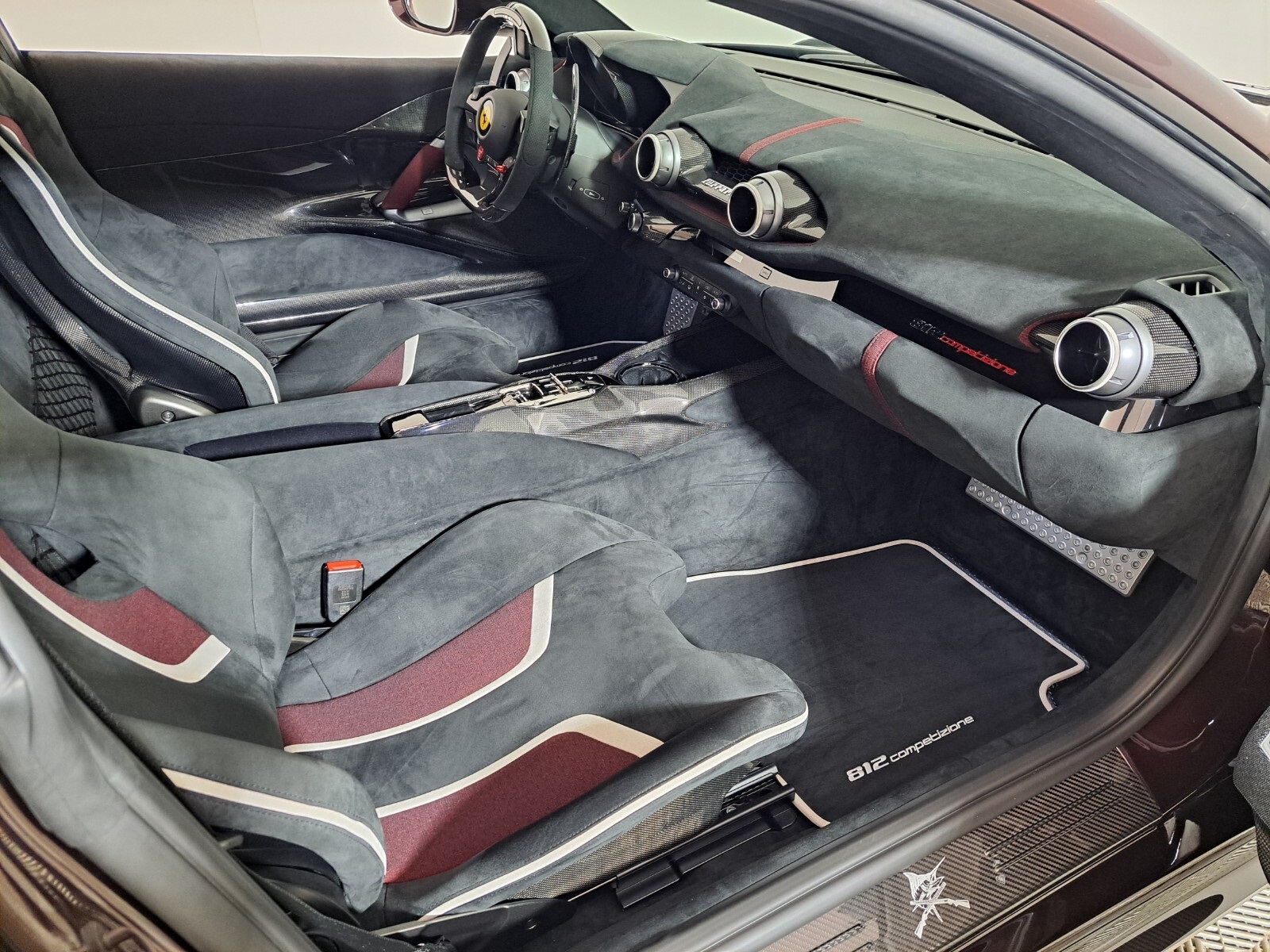 2023 Ferrari 812 Competizione photo 6