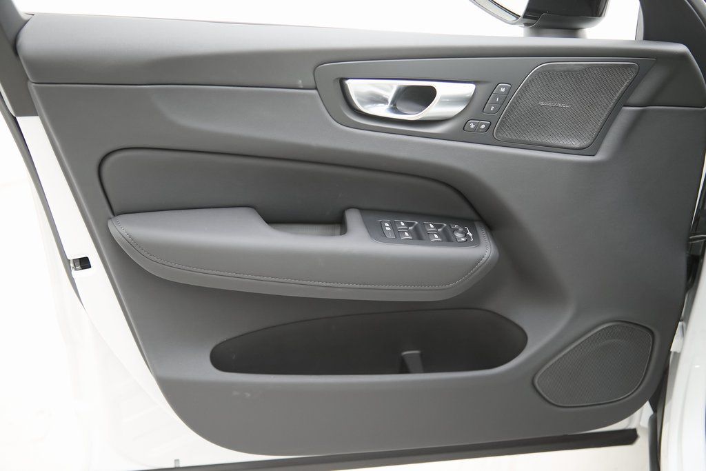 2026 VOLVO XC60 - Image 9