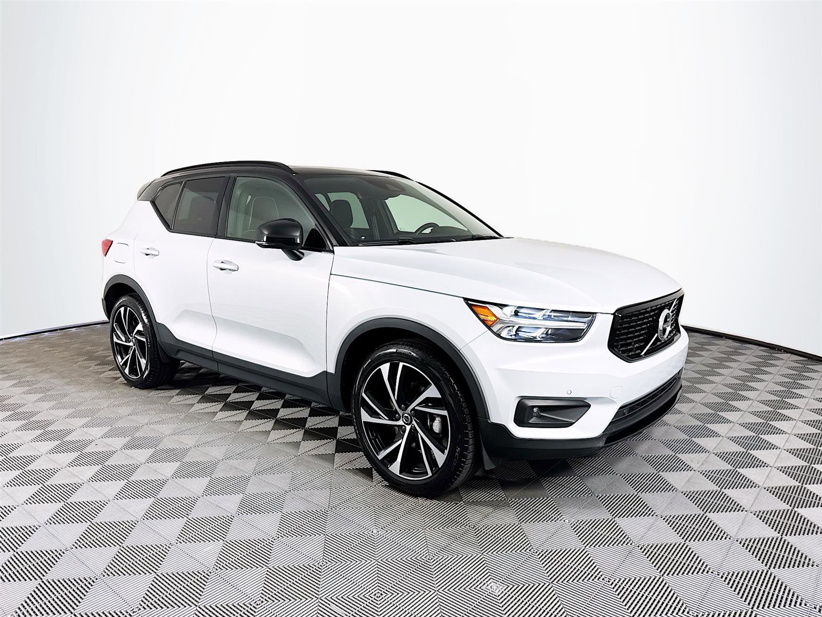 2021 Volvo XC40 T5 R-Design photo 3