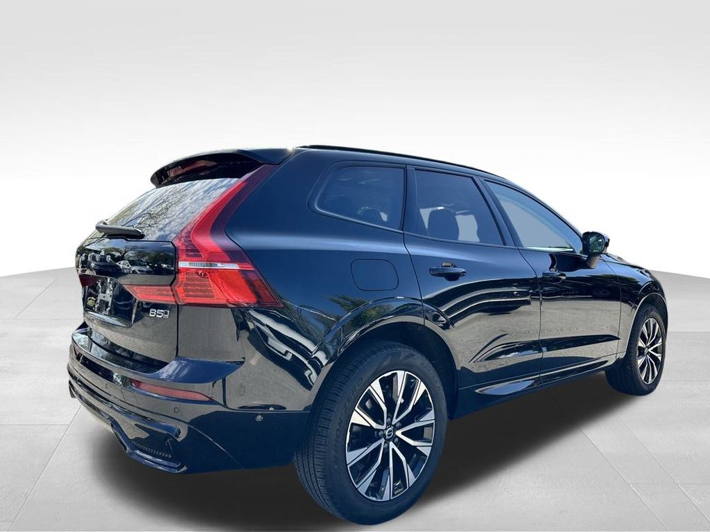 2025 Volvo XC60 B5 Plus photo 4