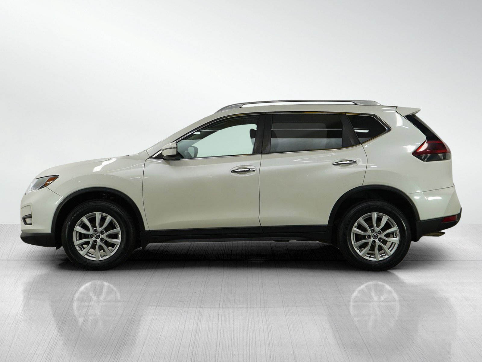 Used 2019 Nissan Rogue SV with VIN 5N1AT2MV9KC803853 for sale in Wayzata, Minnesota