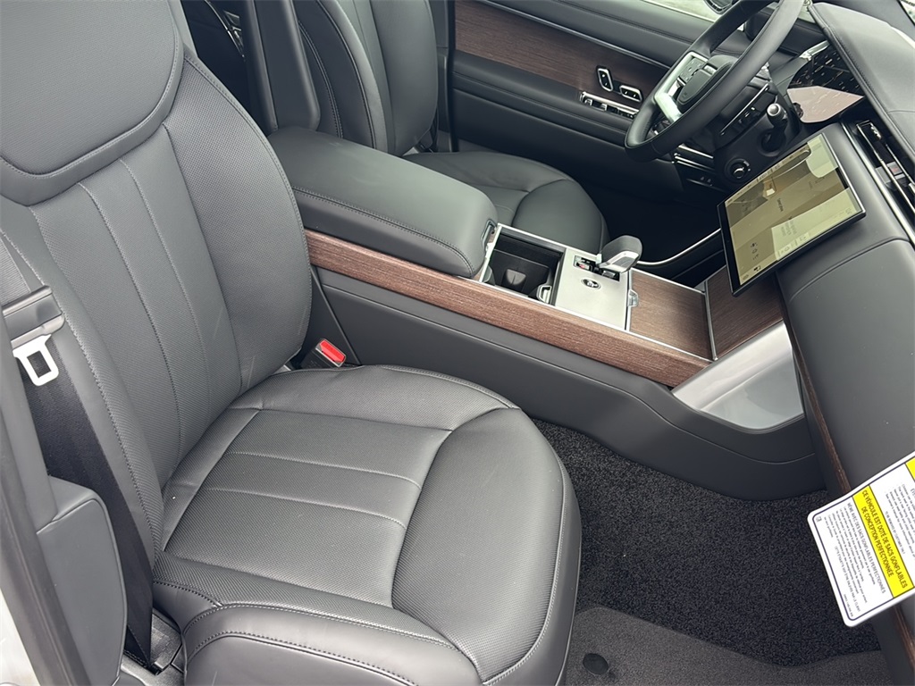 2025 Land Rover Range Rover SE photo 14