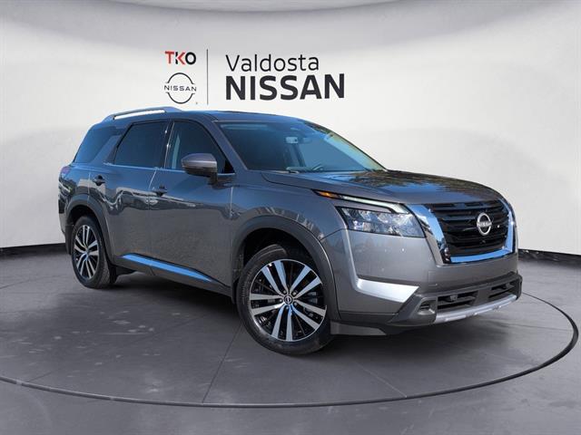 2025 Nissan Pathfinder Platinum's photo