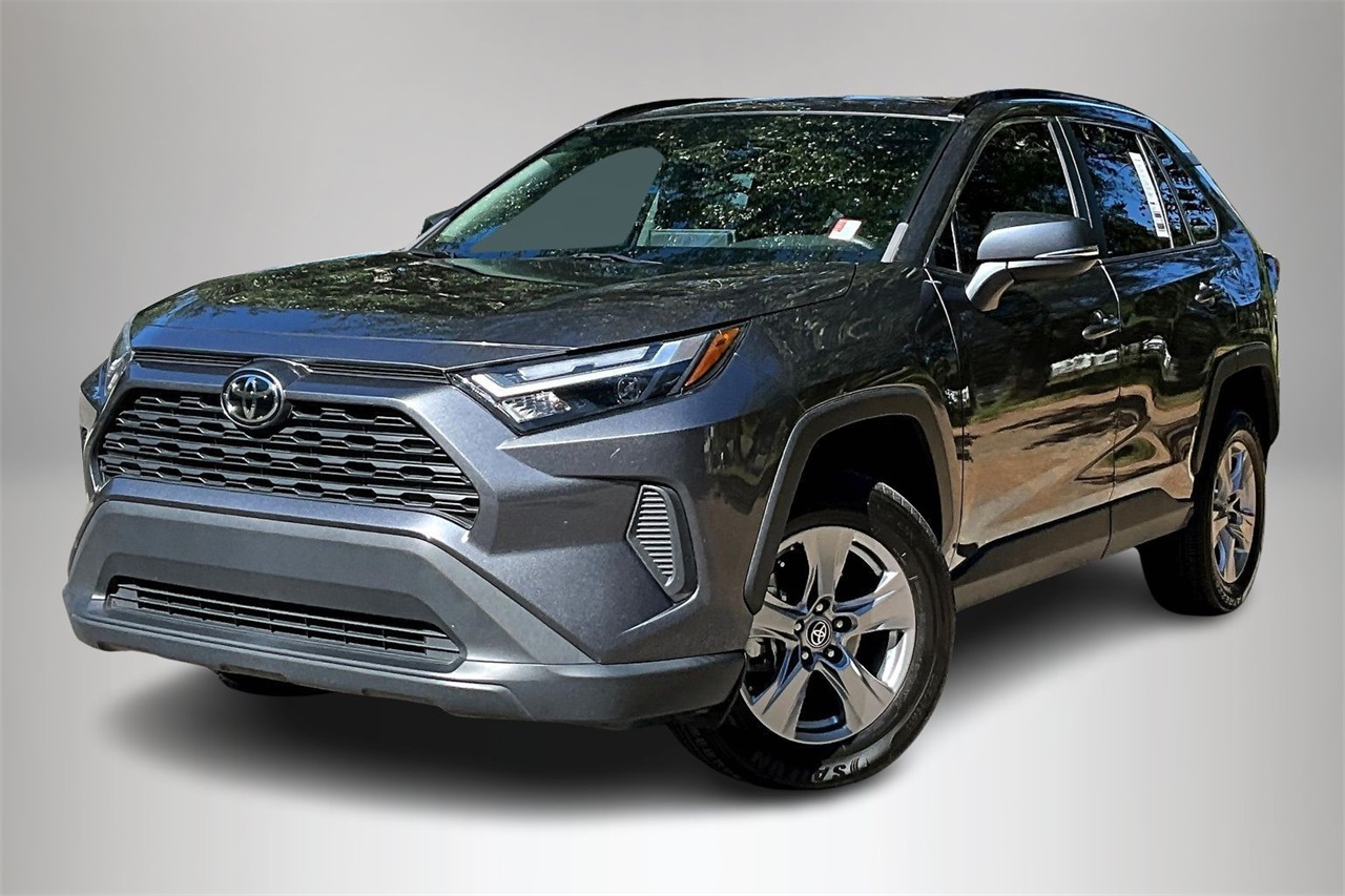 2022 Toyota RAV4 XLE's photo