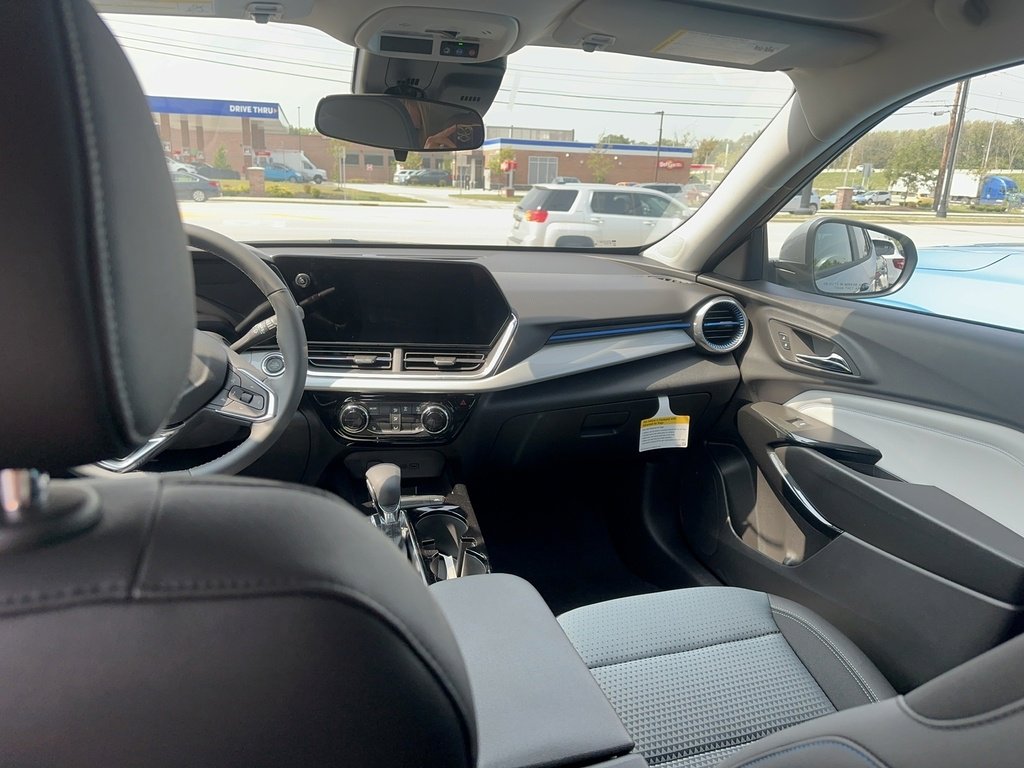 2025 Chevrolet Trax LT photo 4