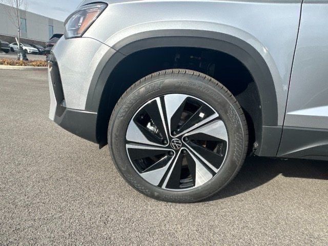 2025 Volkswagen Taos SE photo 8