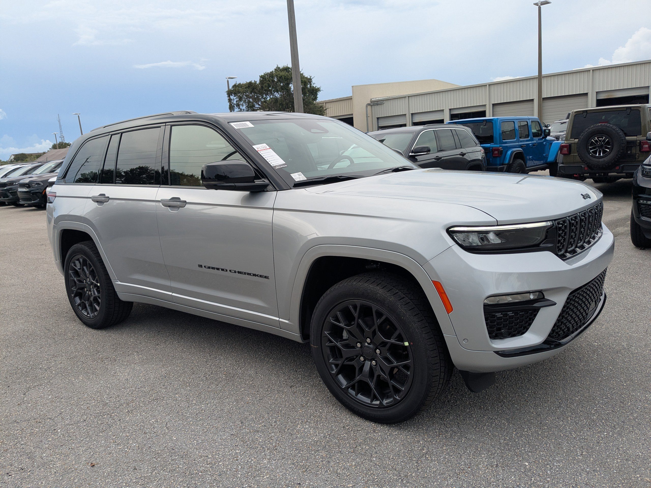 2025 Jeep Grand Cherokee Summit photo 2