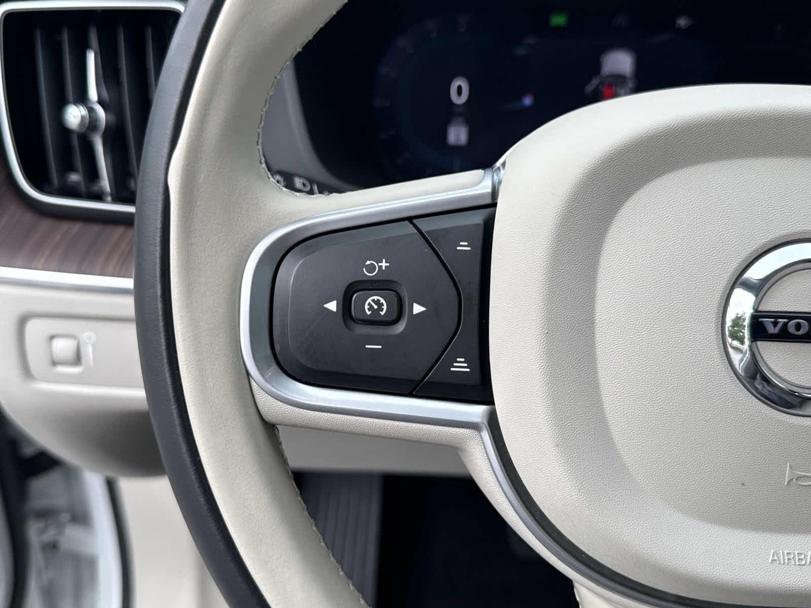 2022 Volvo XC60 Momentum photo 19