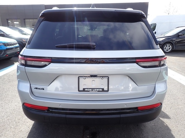 2025 Jeep Grand Cherokee Altitude photo 2