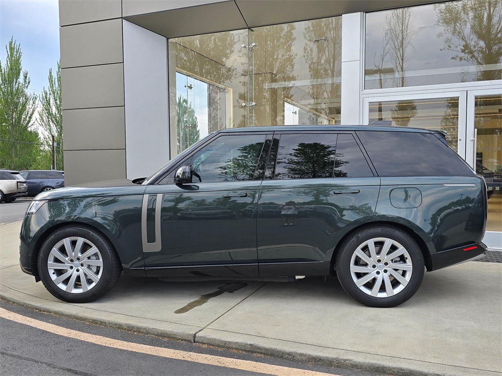 2025 Land Rover Range Rover SE photo 4