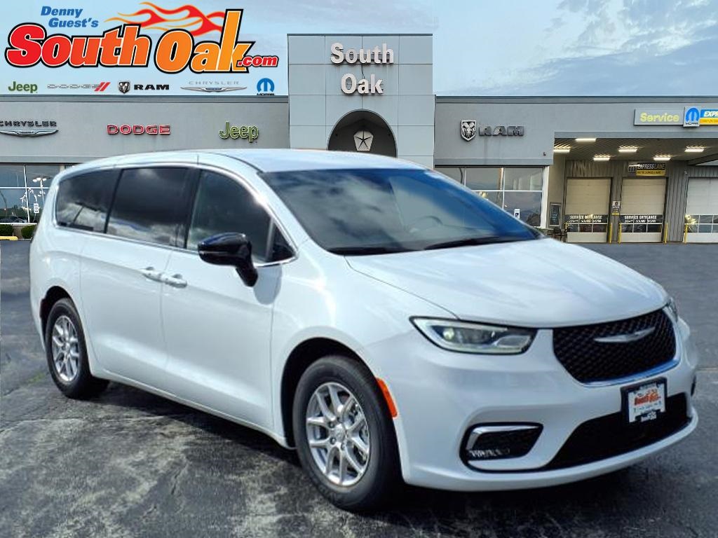 2026 Chrysler Pacifica Select's photo