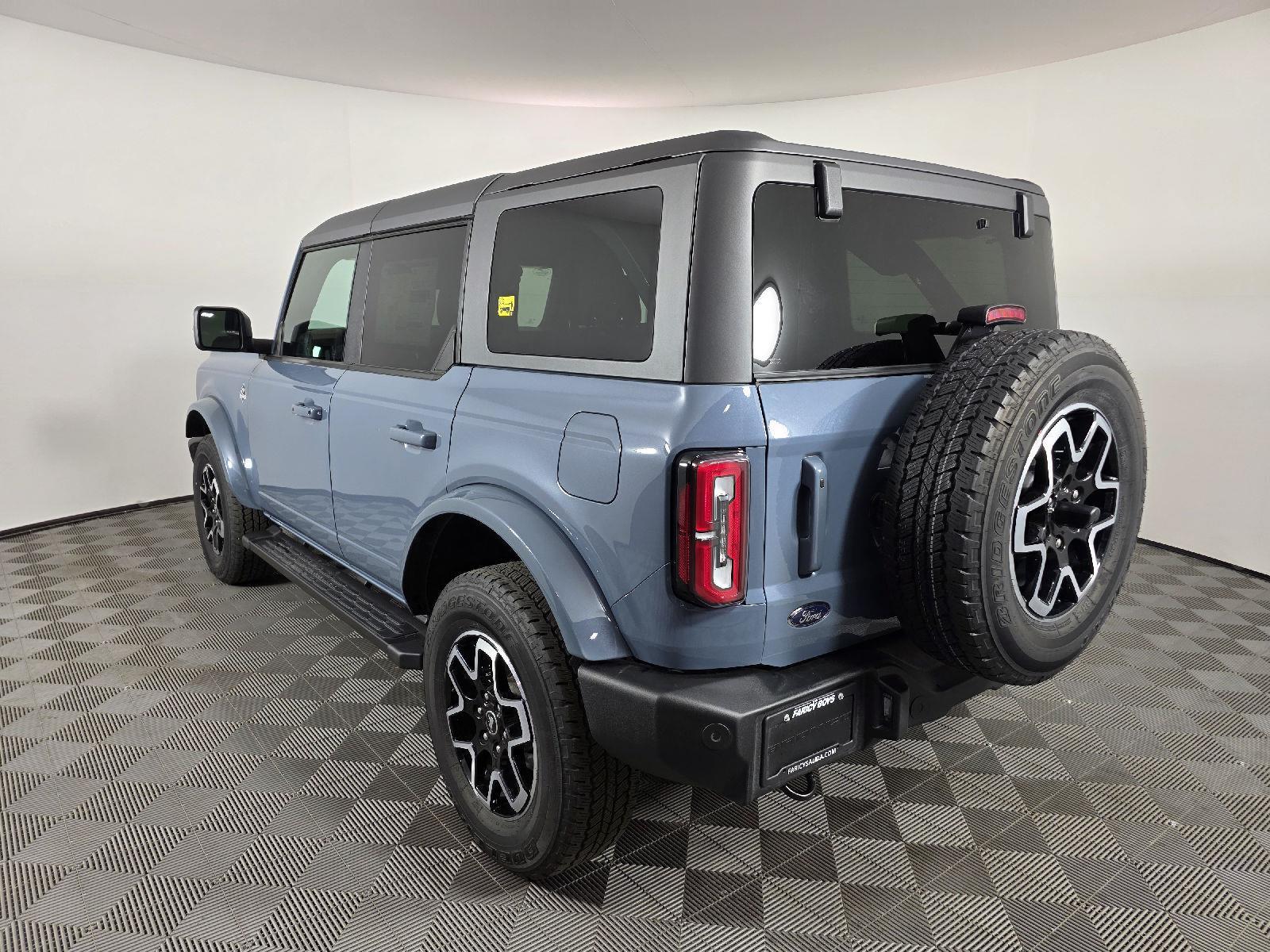 2024 Ford Bronco Outer Banks photo 2