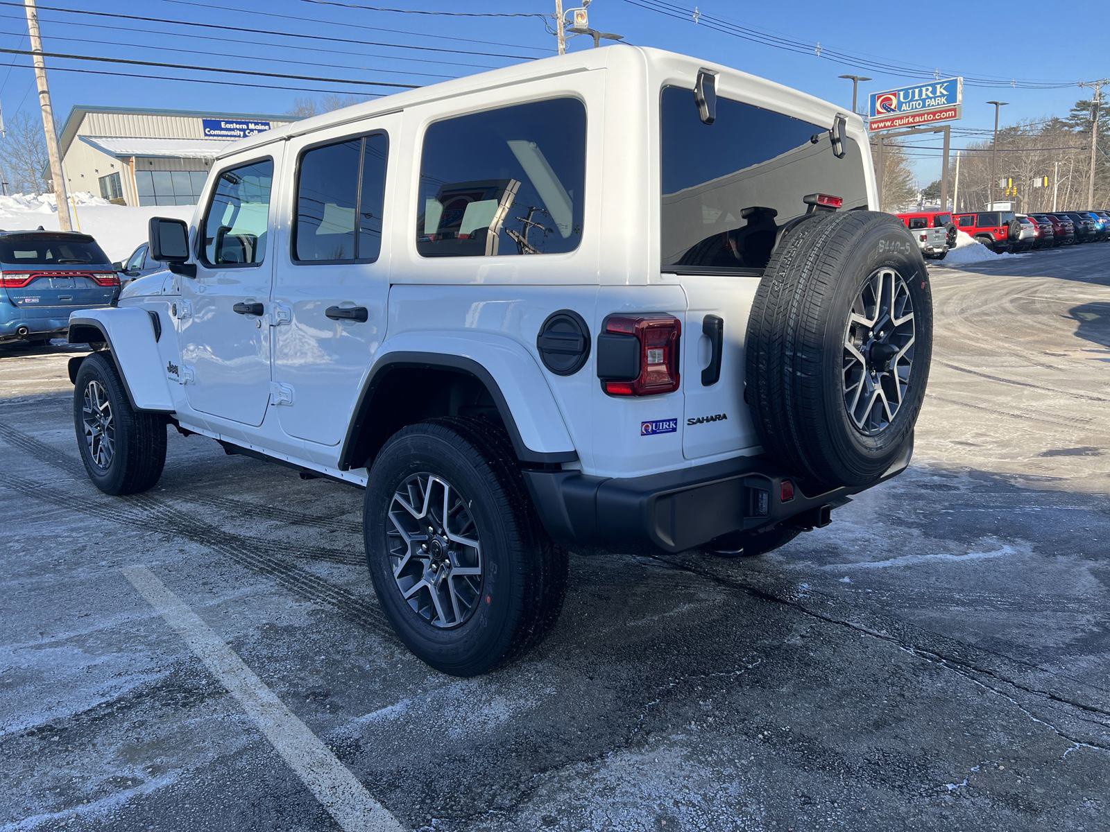2025 Jeep Wrangler Sahara photo 4