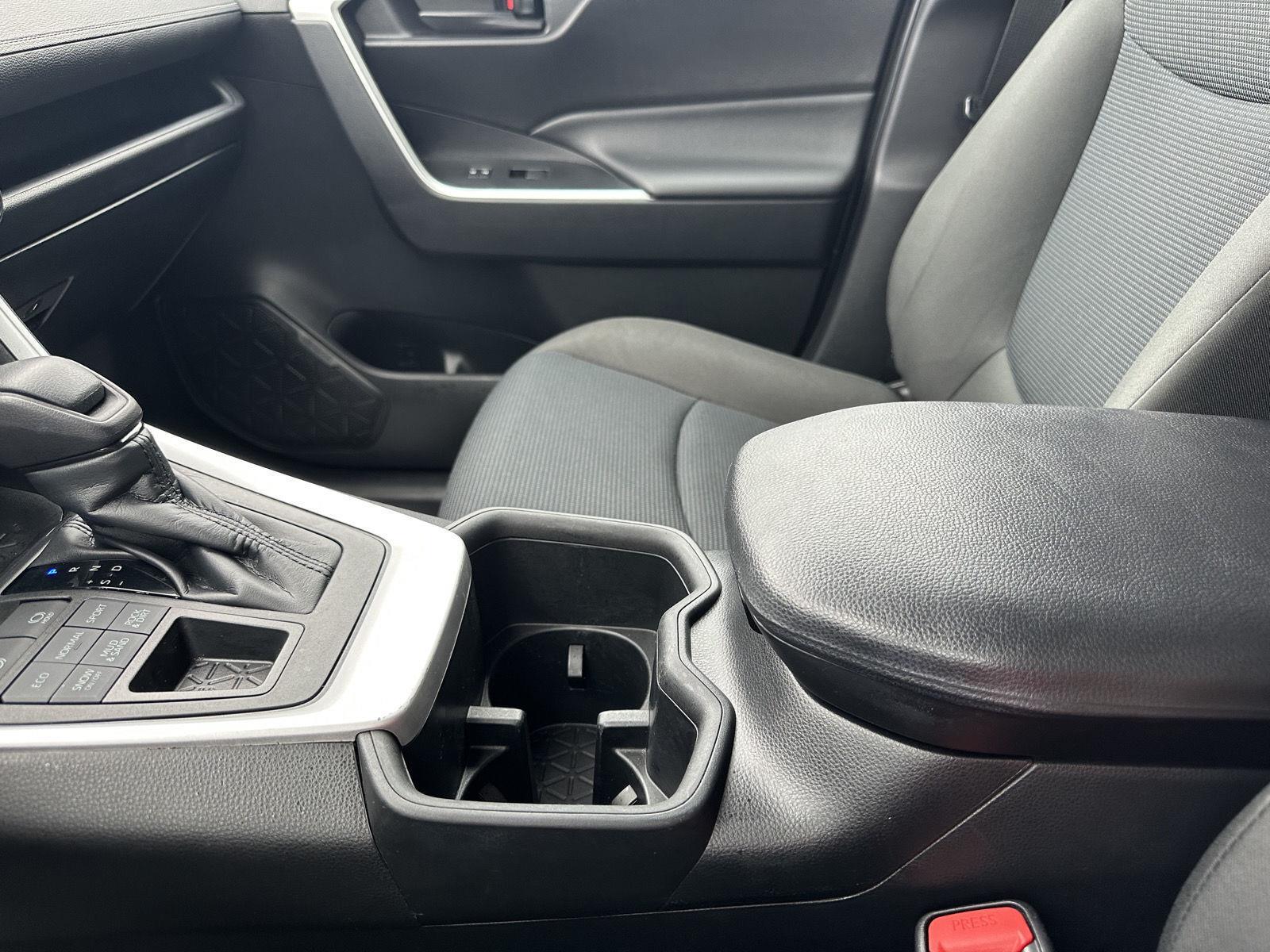 2022 Toyota RAV4 LE photo 25