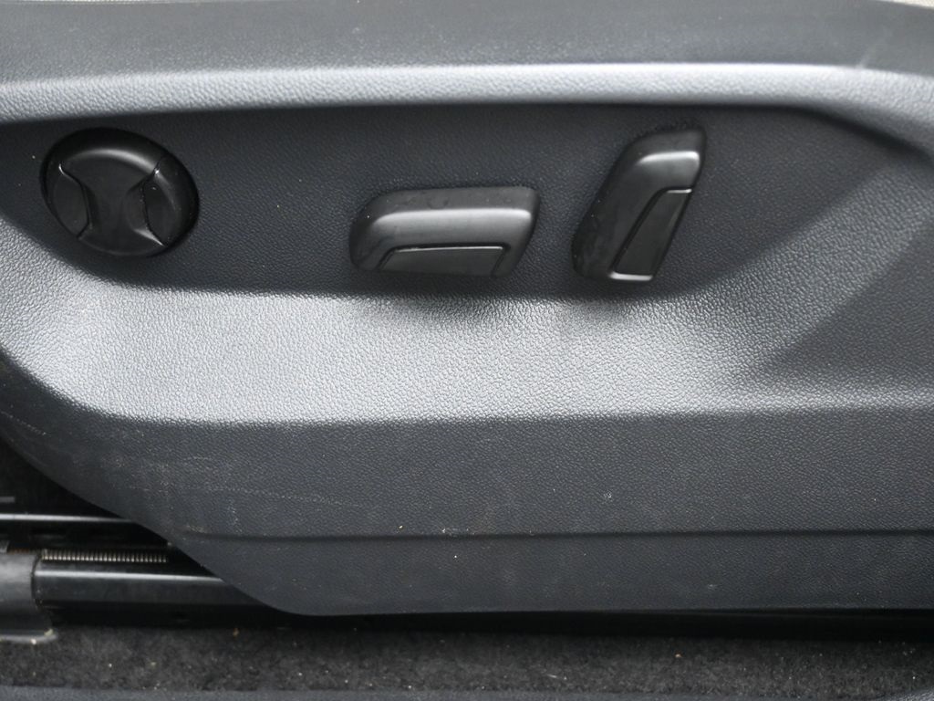 2019 Volkswagen Tiguan SEL photo 18