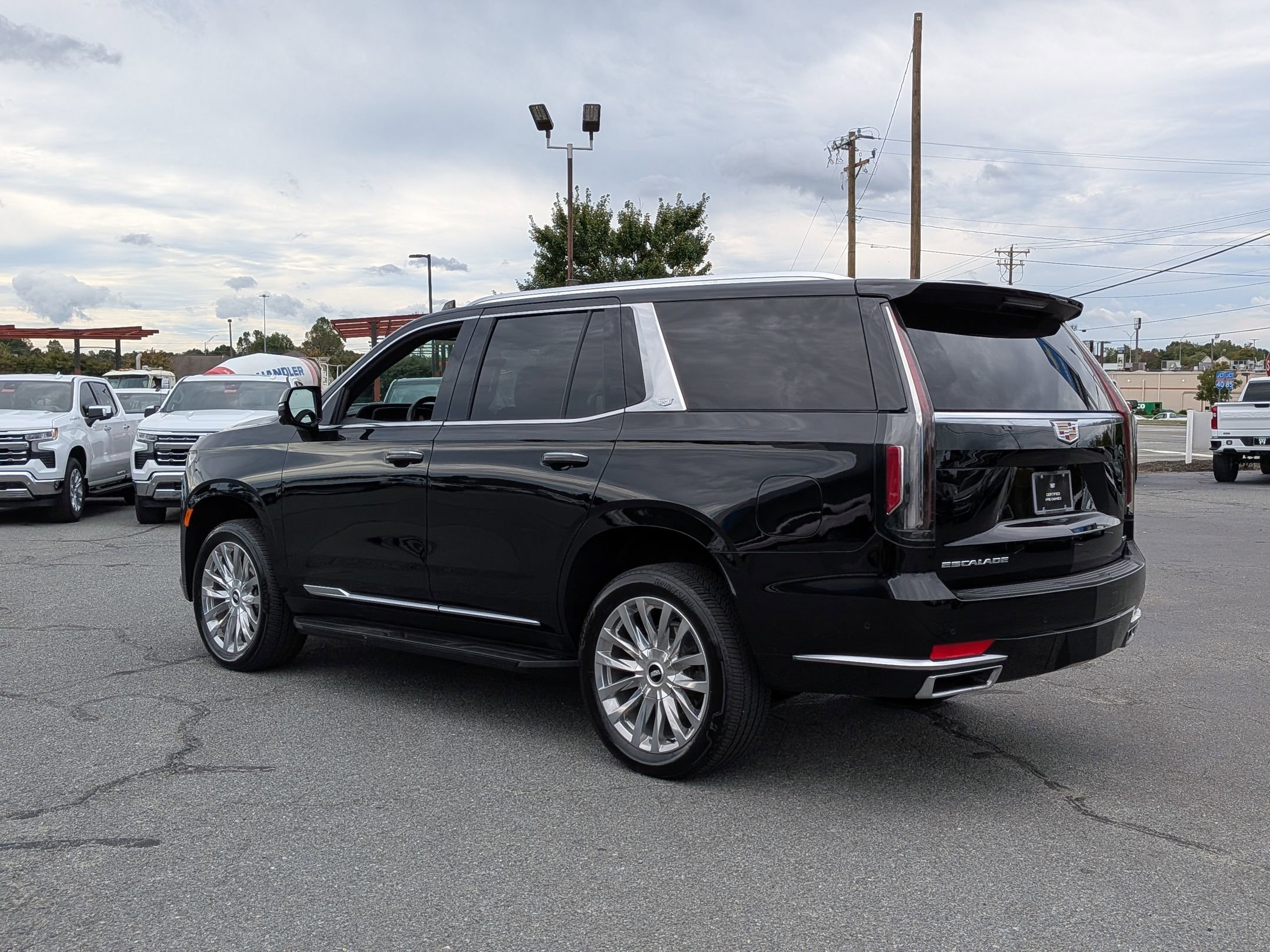 2024 Cadillac Escalade Premium Luxury photo 3