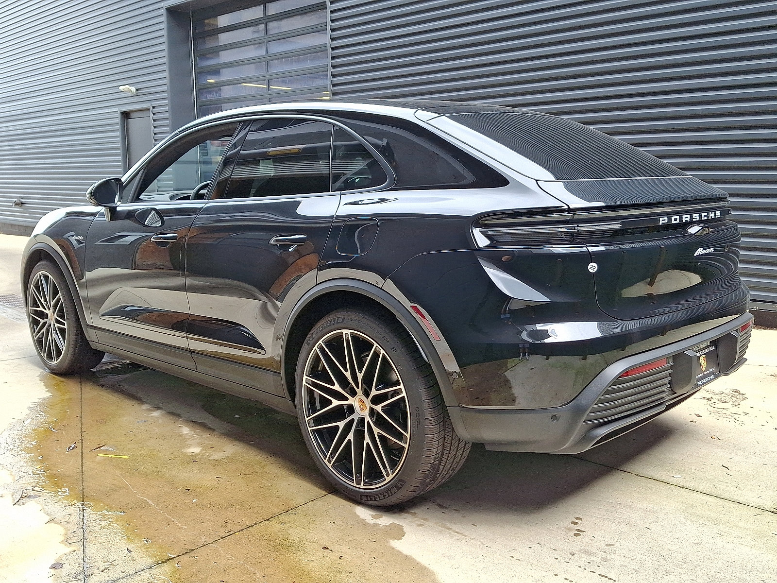 2025 Porsche Macan Electric photo 3