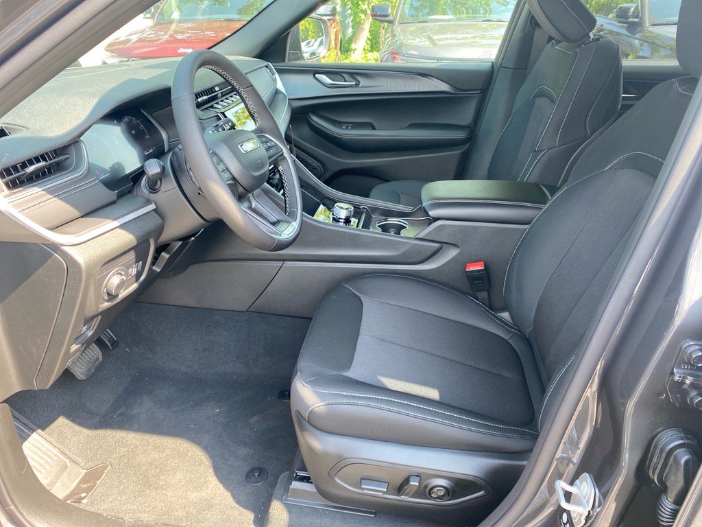 2025 Jeep Grand Cherokee Laredo photo 3