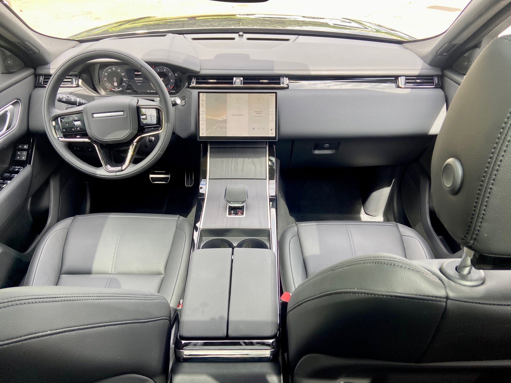 2026 Land Rover Range Rover Velar SE photo 4