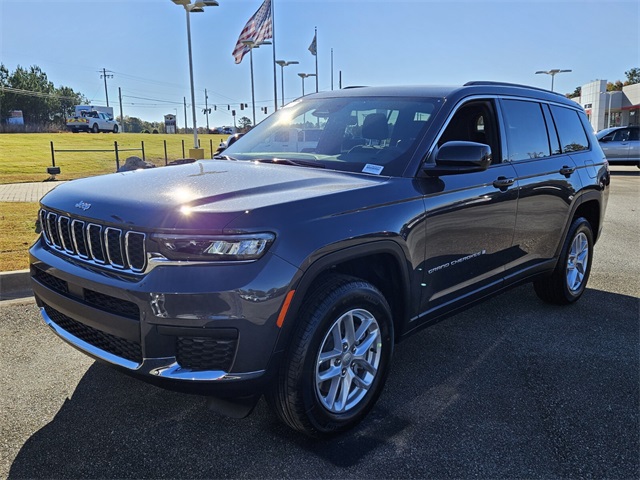 2025 Jeep Grand Cherokee Laredo photo 3