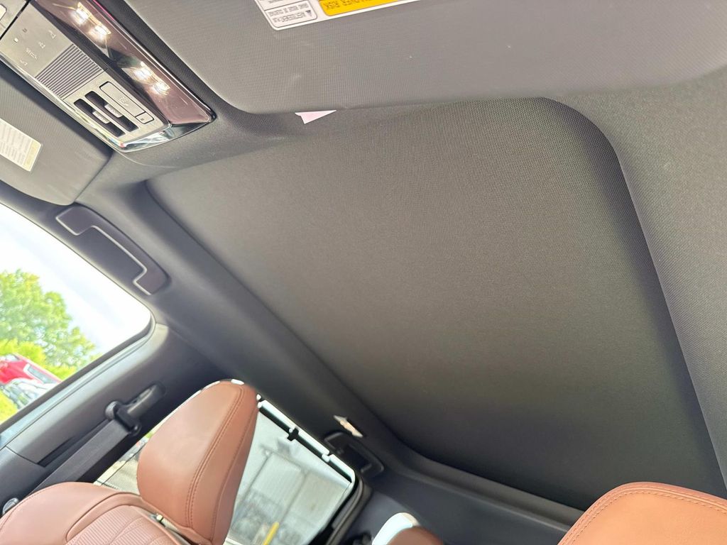 2025 Mitsubishi Outlander SEL photo 38