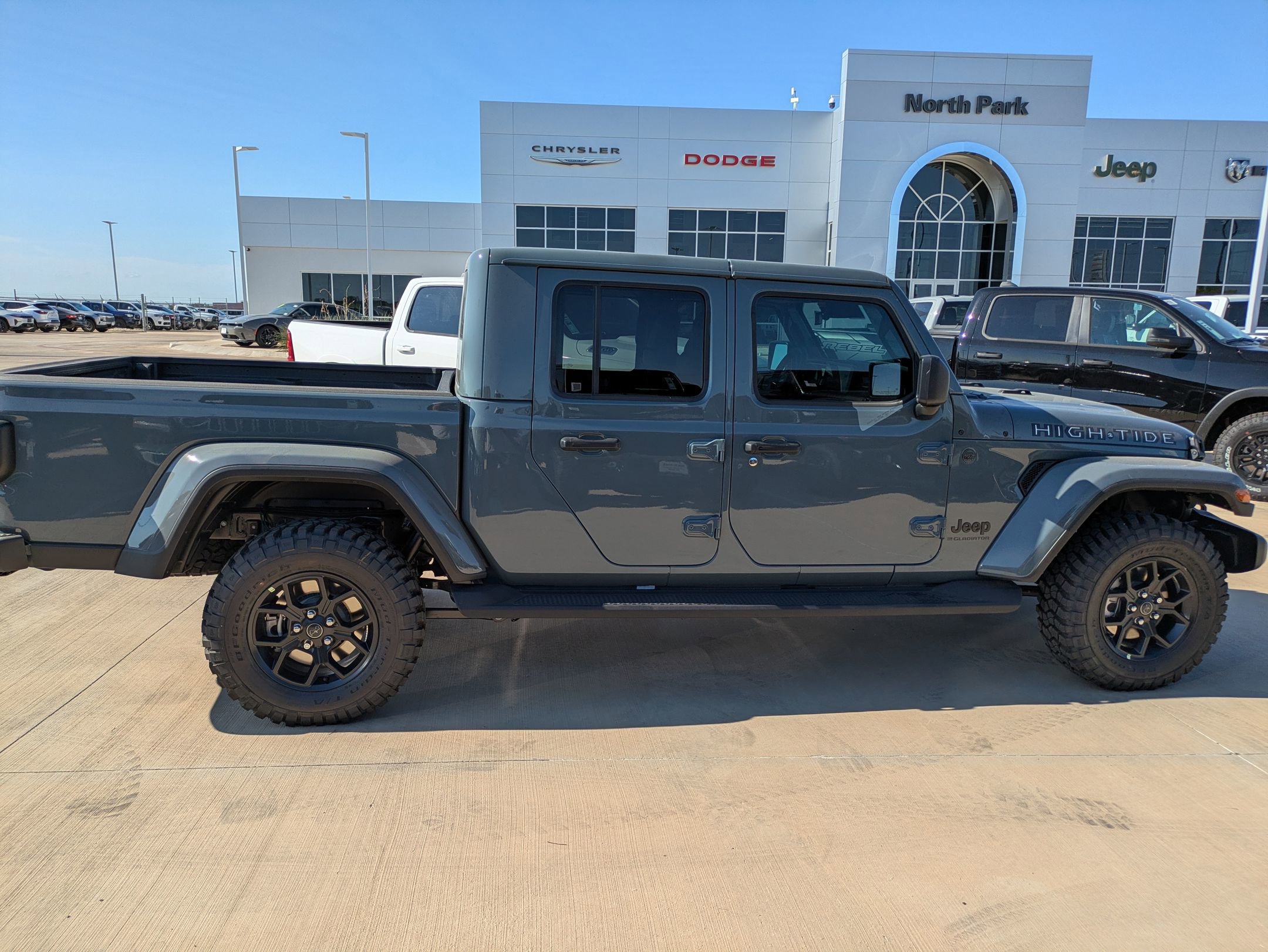 2025 Jeep Gladiator Sport photo 2