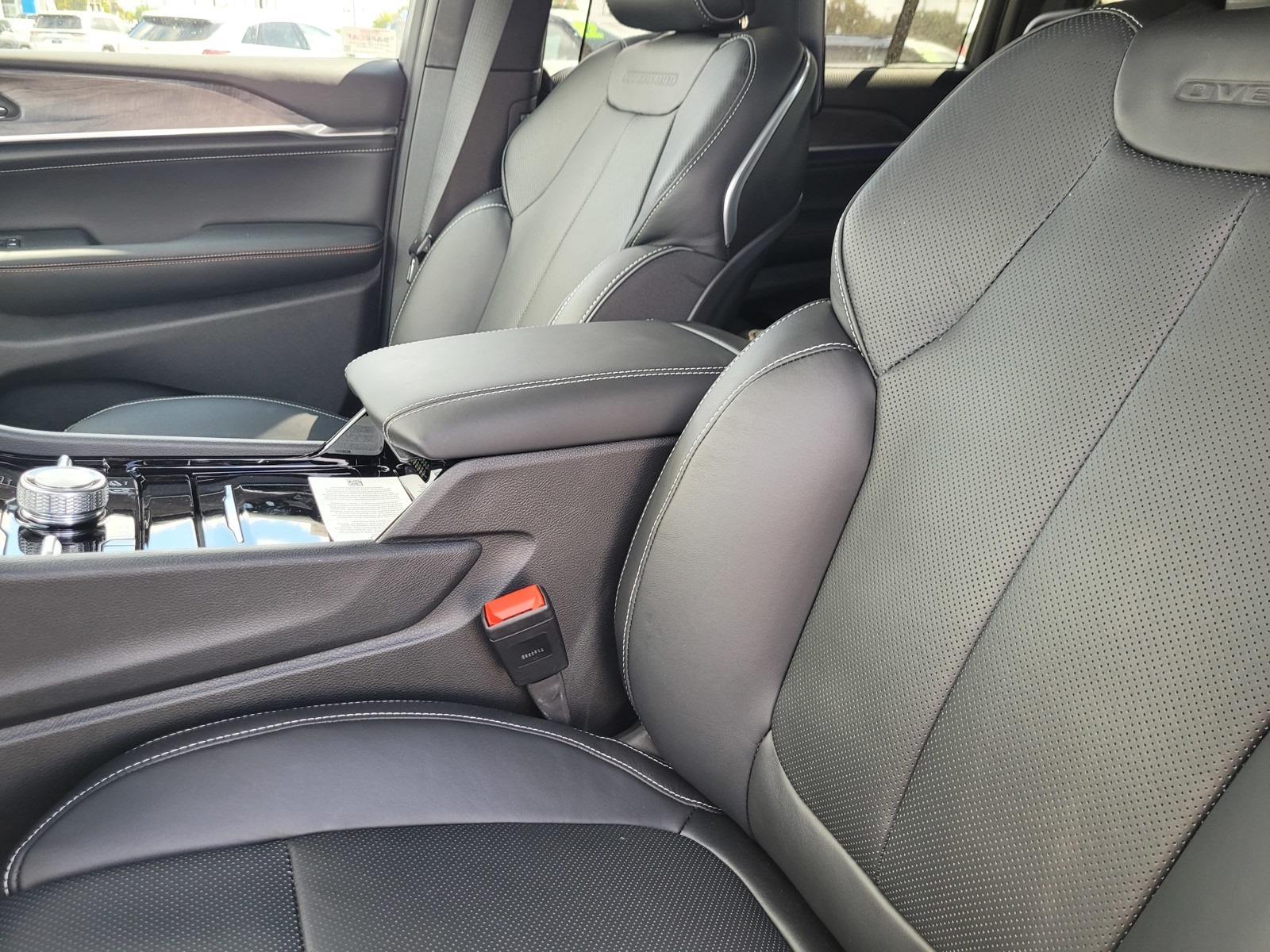 2025 Jeep Grand Cherokee Overland photo 14