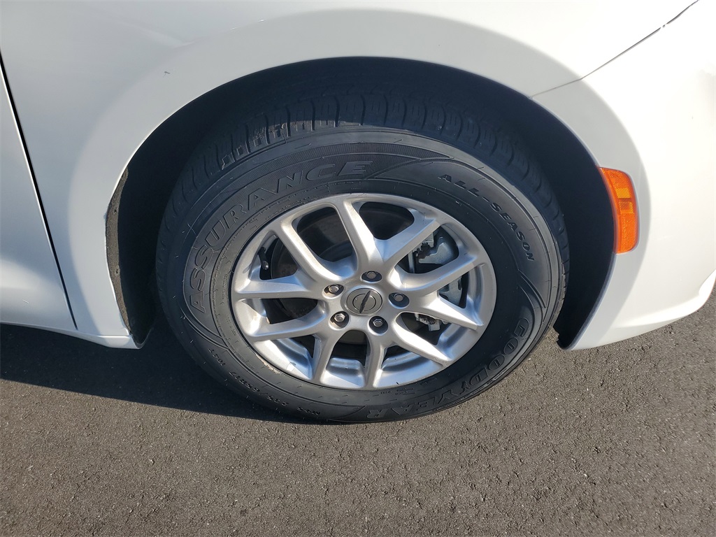 2024 Chrysler Pacifica Touring photo 6