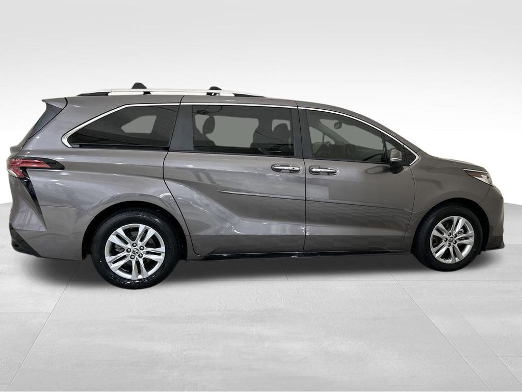 2022 Toyota Sienna Limited photo 11