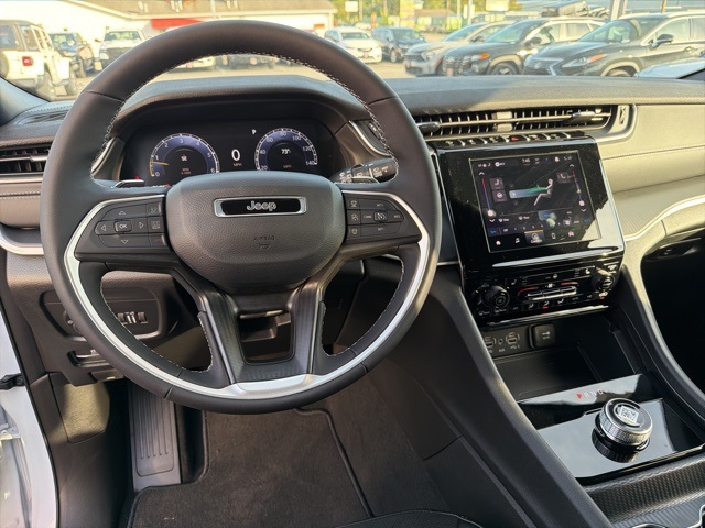 2025 Jeep Grand Cherokee Altitude photo 11
