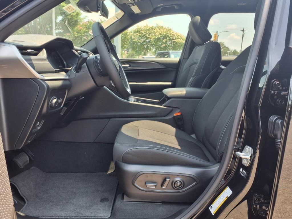 2025 Jeep Grand Cherokee Laredo X photo 3