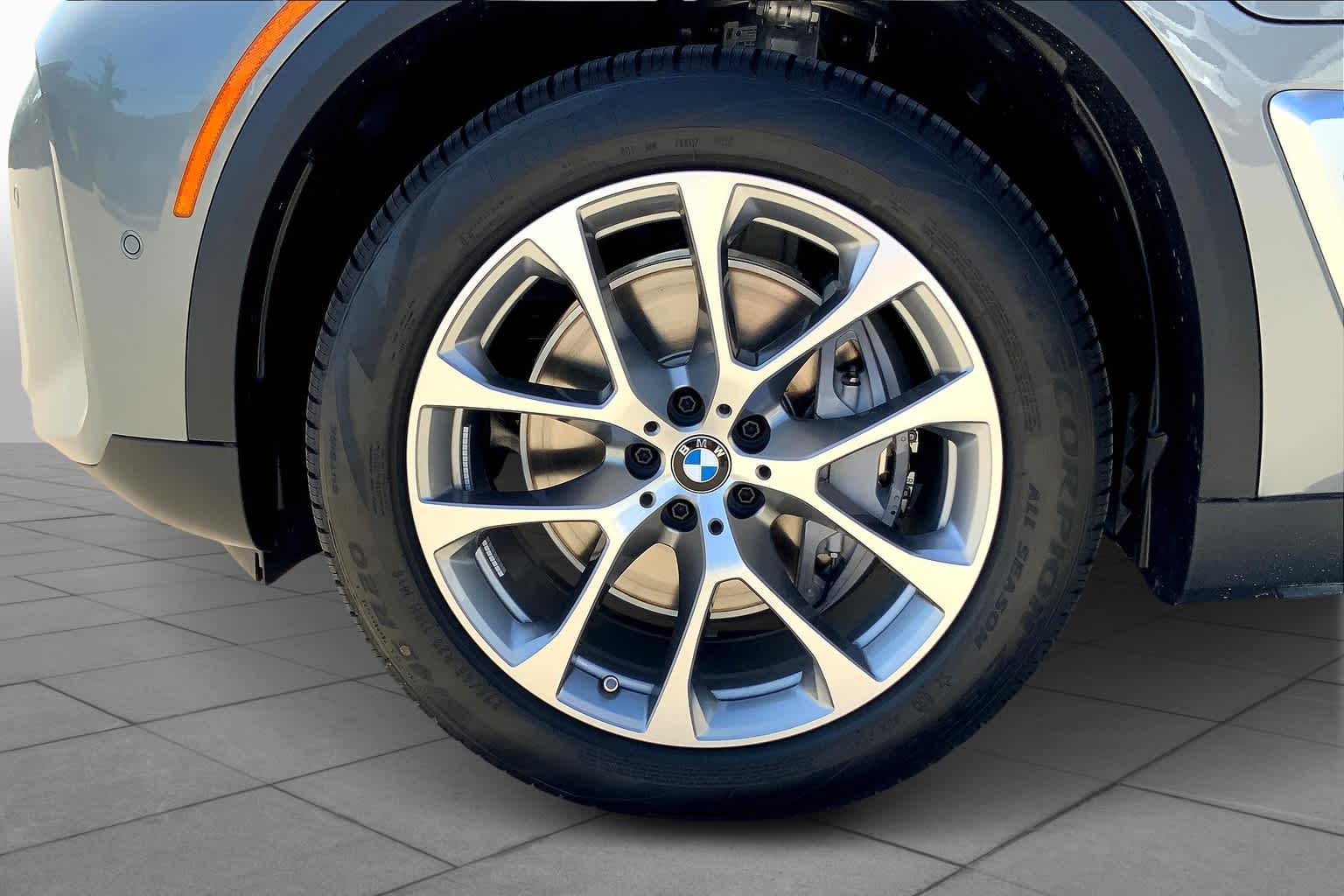 New 2025 Skyscraper Grey Metallic BMW xDrive50e image 12