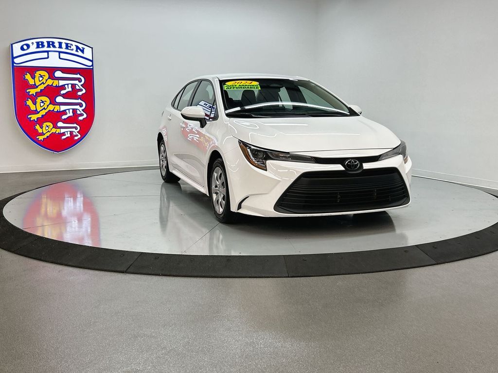 2024 Toyota Corolla LE's photo