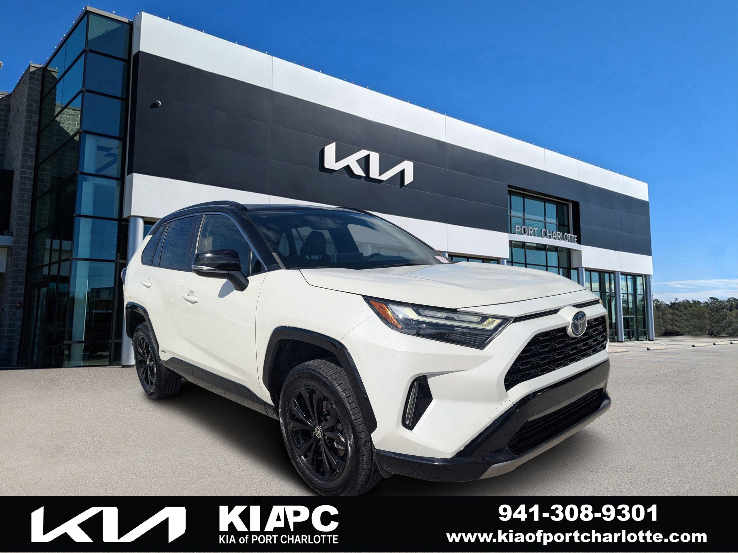 2022 Toyota RAV4 XSE's photo