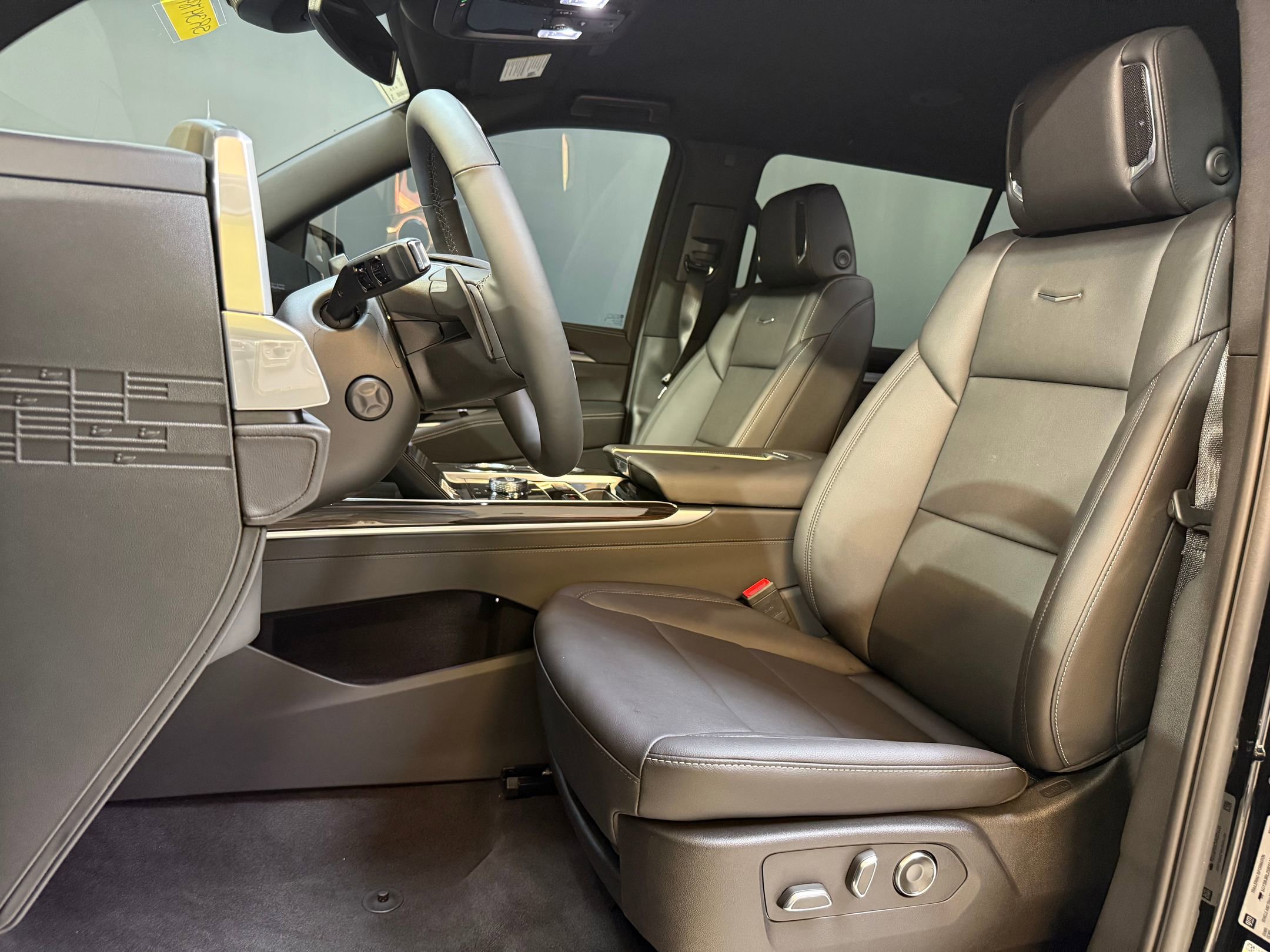 2025 Cadillac Escalade ESV Luxury photo 4