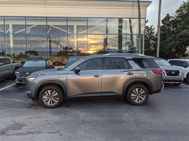 2025 Nissan Pathfinder SL photo 3