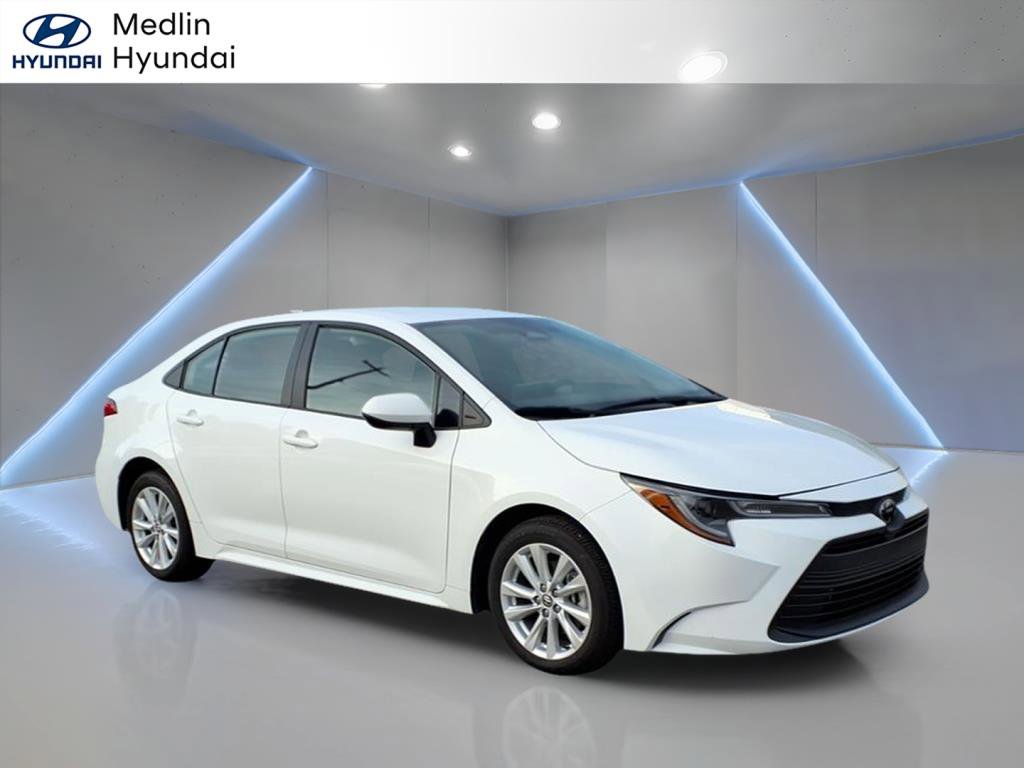 2024 Toyota Corolla LE's photo