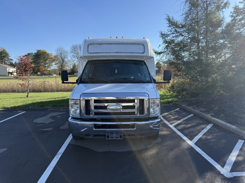 2013 Ford E-450 photo 2