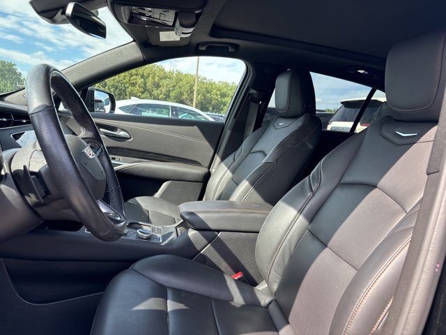 2023 Cadillac XT4 Sport photo 2
