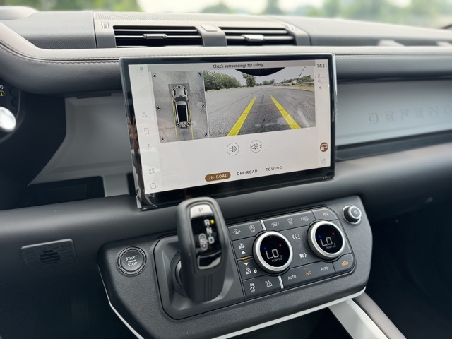 2025 Land Rover Defender 130 X-Dynamic SE photo 17