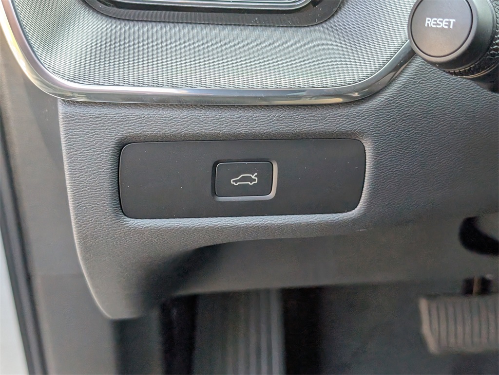 2026 Volvo XC60 B5 Black Edition photo 14