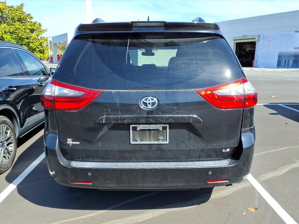 2020 Toyota Sienna LE photo 5