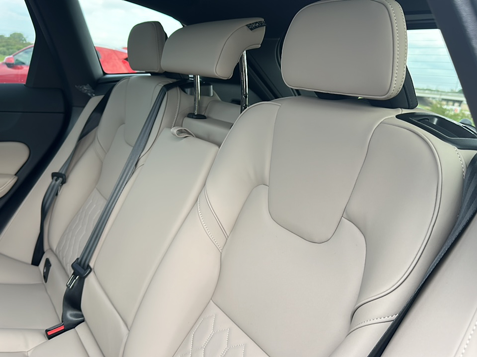 2026 Volvo XC60 T8 Plus photo 9