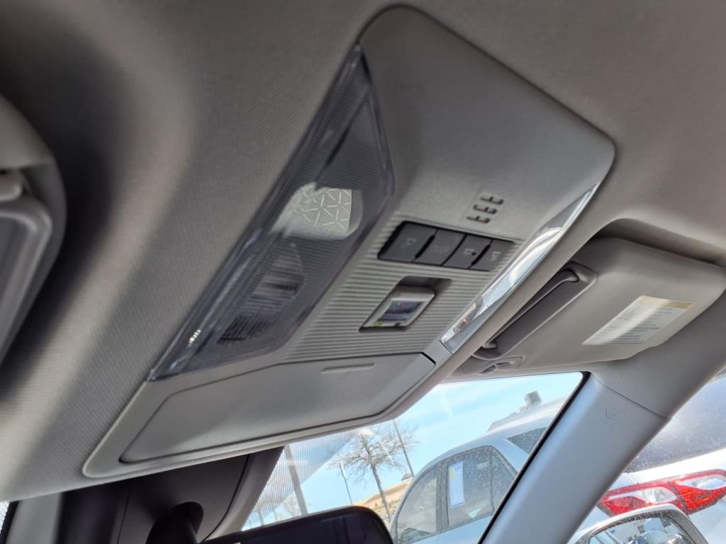 2022 Toyota RAV4 XLE photo 24