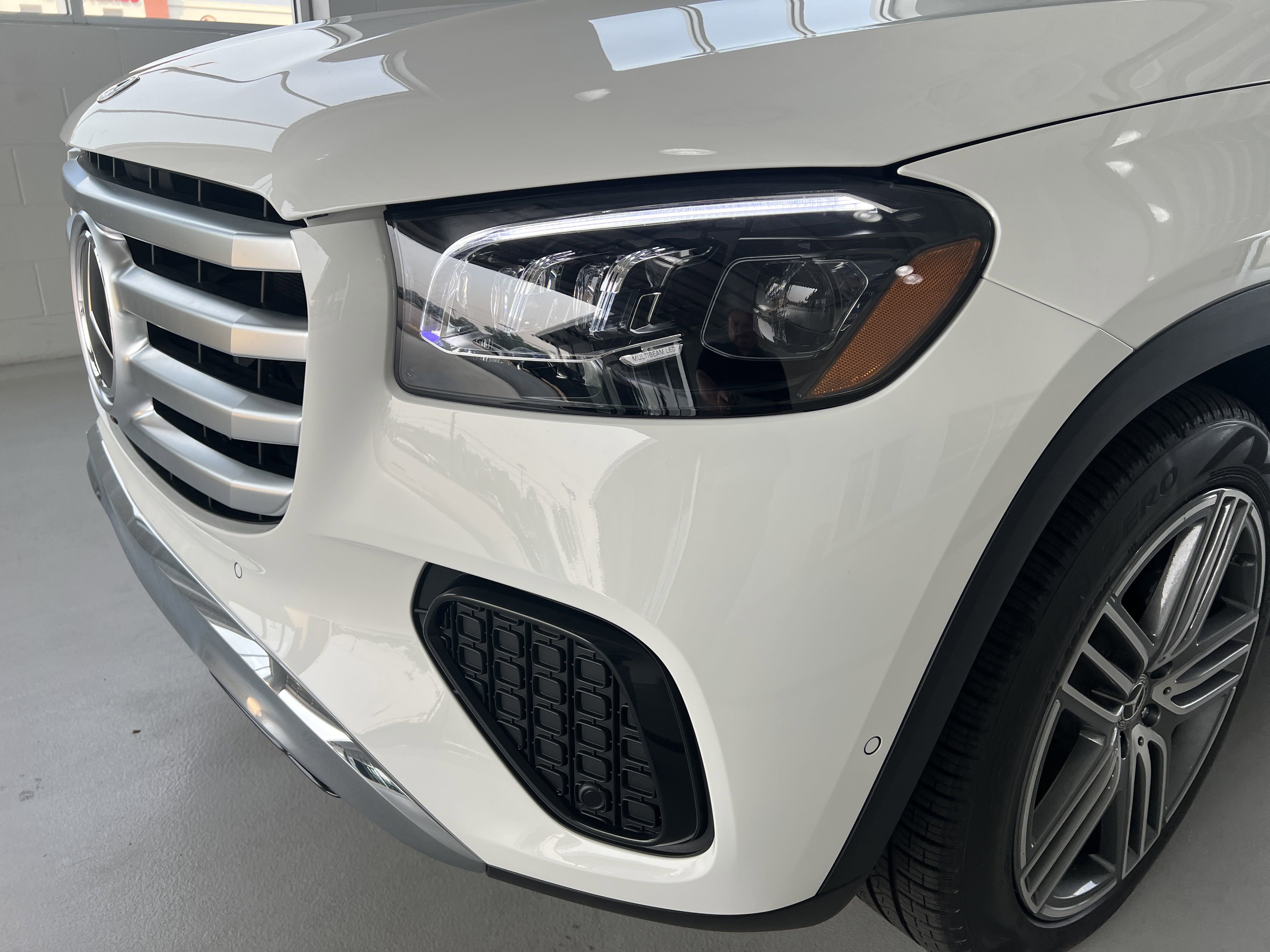 2025 Mercedes Benz GLS 450 4MATIC photo 3