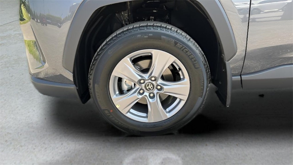2025 Toyota RAV4 XLE photo 21